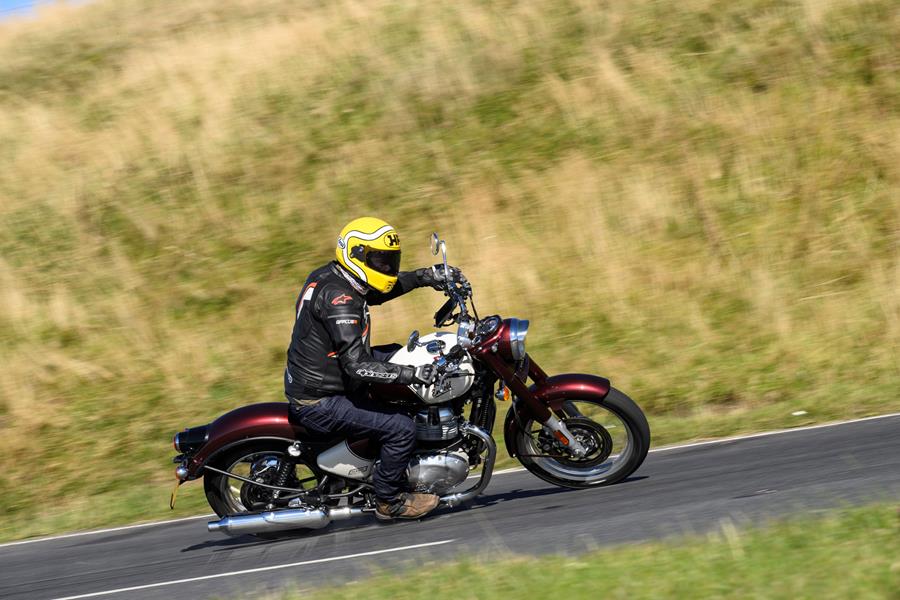 2025-on Royal Enfield Classic 650 decking out the pegs